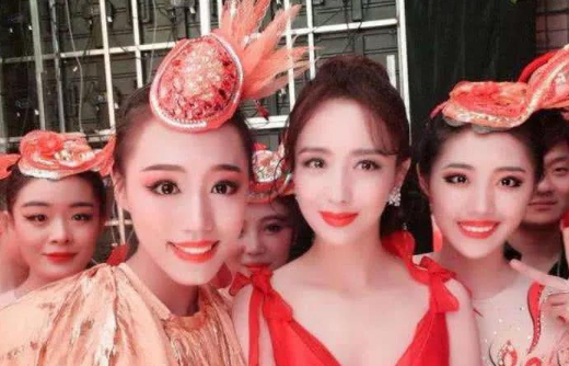 鲁豫|横店校花“泛滥成灾”，成群蹲在地上吃盒饭，却幻想着一夜成名