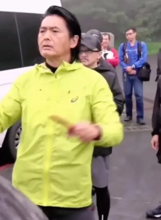 周润发|对比周润发的悠闲自在，再看万梓良和徐少强，不要太可怜！