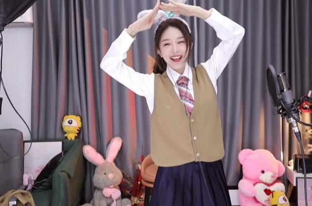 Cosplay|前有腐团儿cosplay，后有林七七穿丝袜倒立