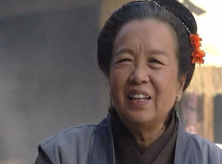 容嬷嬷|“容嬷嬷”年轻时是校花？原以为开玩笑，看到年轻时的照片沉默了