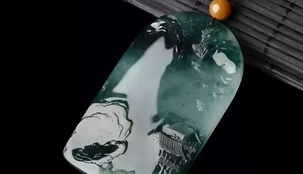 |翡翠中的墨翠，色彩既神秘又庄重，让不少喜欢翡翠的人欲罢不能