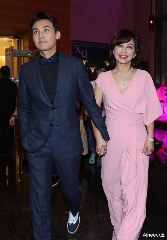 Ainee小屋 陈松伶和小8岁老公同框，穿粉色V领裙显不出年龄，风韵仍然迷人