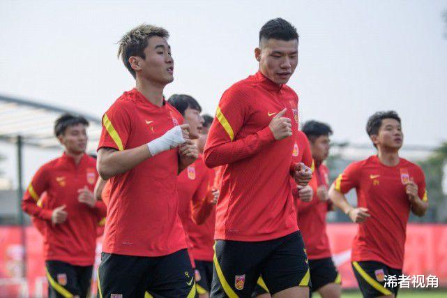中国足球|资深名记确认！中国足球遭晴天霹雳，这回想晋级12强赛麻烦大了