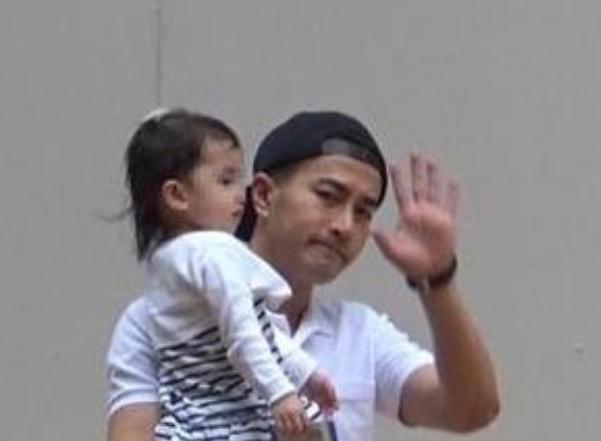 小糯米|小糯米被奶奶带着买年货，6岁的她被拍到正脸后，太像杨幂小时候