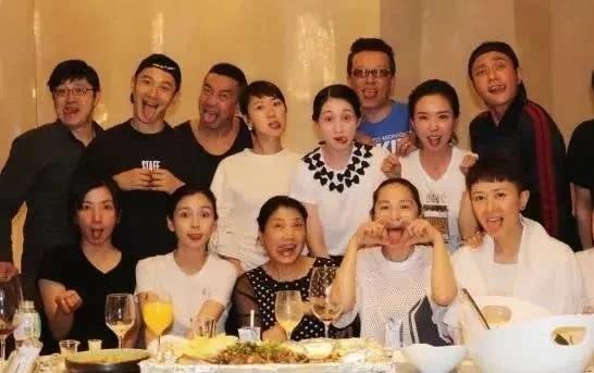 黄晓明|黄晓明带杨颖参加聚会，鹿晗带关晓彤参加聚会，没对比就没伤害