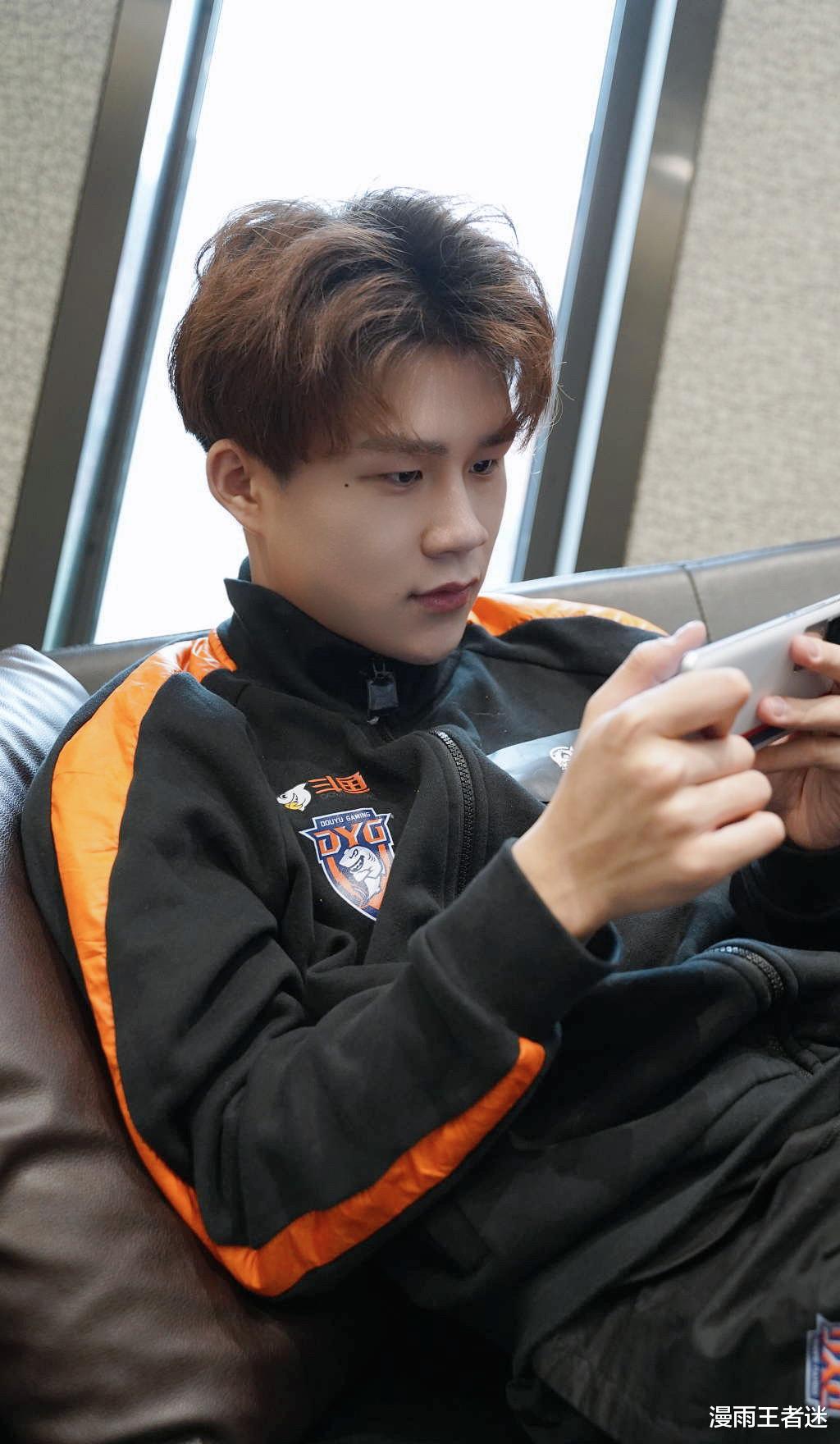 |久诚直言不会再为DYG打比赛，要等到下半年成功转会，才有机会上场！