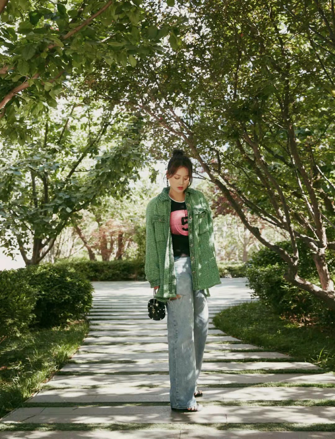 时尚风行派 马思纯恋爱后长出幸福肥！挽男朋友笑出双下巴，穿大码黑裙都显壮