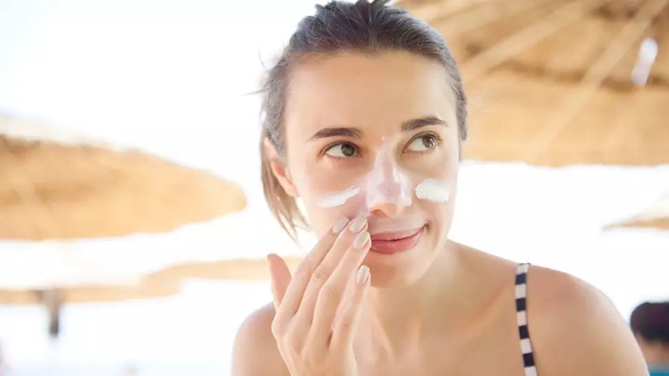 护肤品 脸上干燥起皮怎么补救?敏感肌自救法则,让你和烂脸说分手