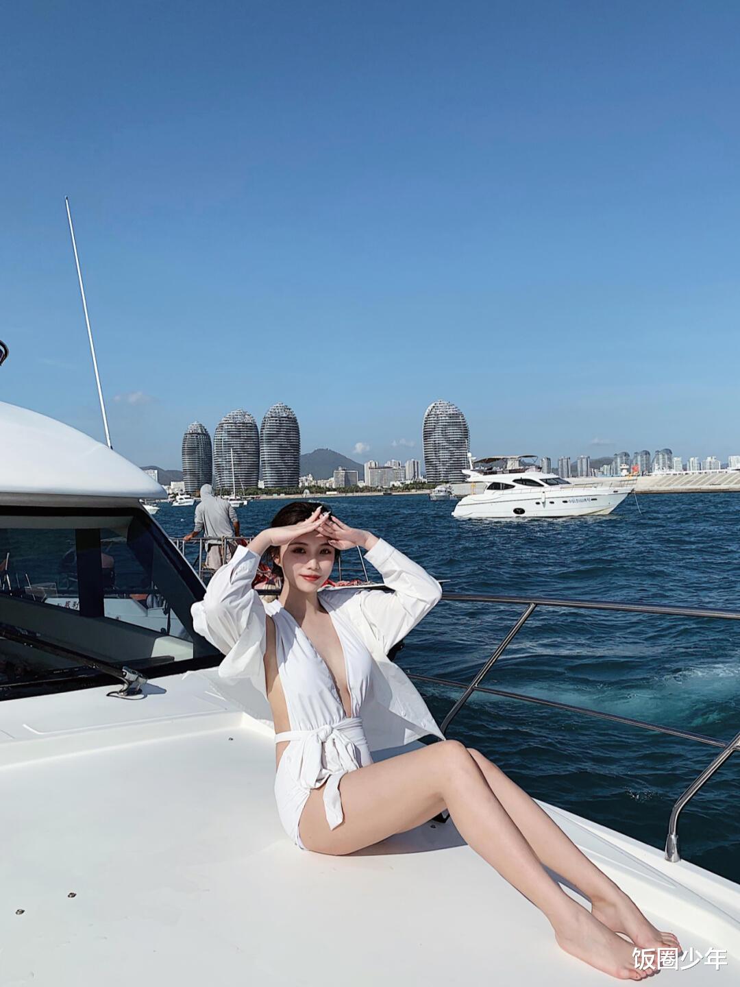 小姐姐|游艇上白色泳装小姐姐太赞了，高贵冷艳优雅迷人精致绝了绝了