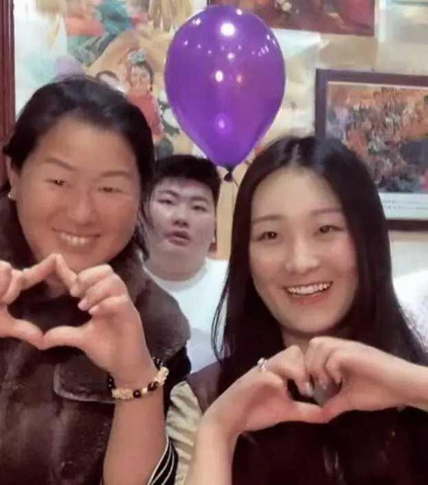 陈亚男|陈亚男大学毕业照流出，网友：同排是个女的就比她漂亮