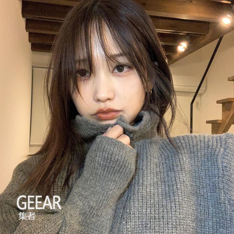 随手拨发都迷人:日本女生的中分刘海大风吹也不怕!