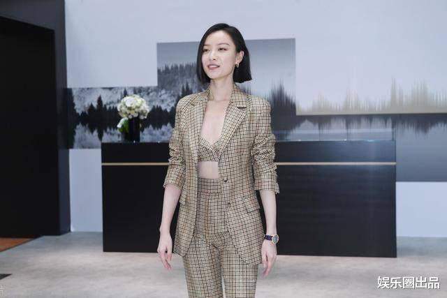 倪妮才是真御姐,穿条纹西装搭配齐肩短发,依然女人味十足