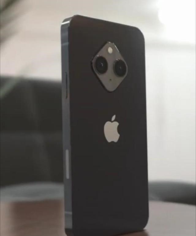 联想集团|iPhone14ProMax概念机：刘海不变浴霸镜框重新设计，指纹解锁稳了