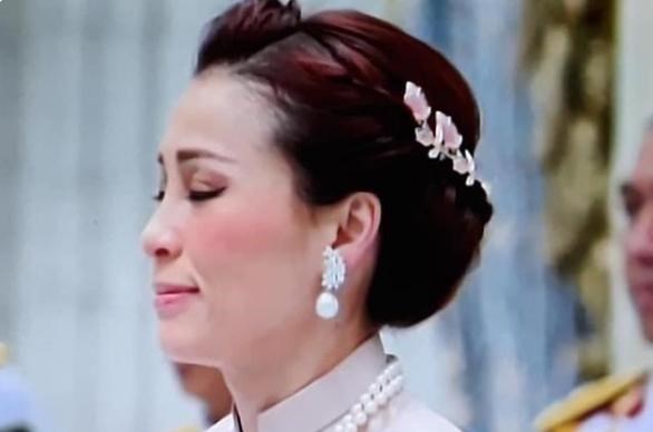 诗妮娜|69岁泰王力捧新宠，晋升速度超诗妮娜，提拉蓬前程似锦！