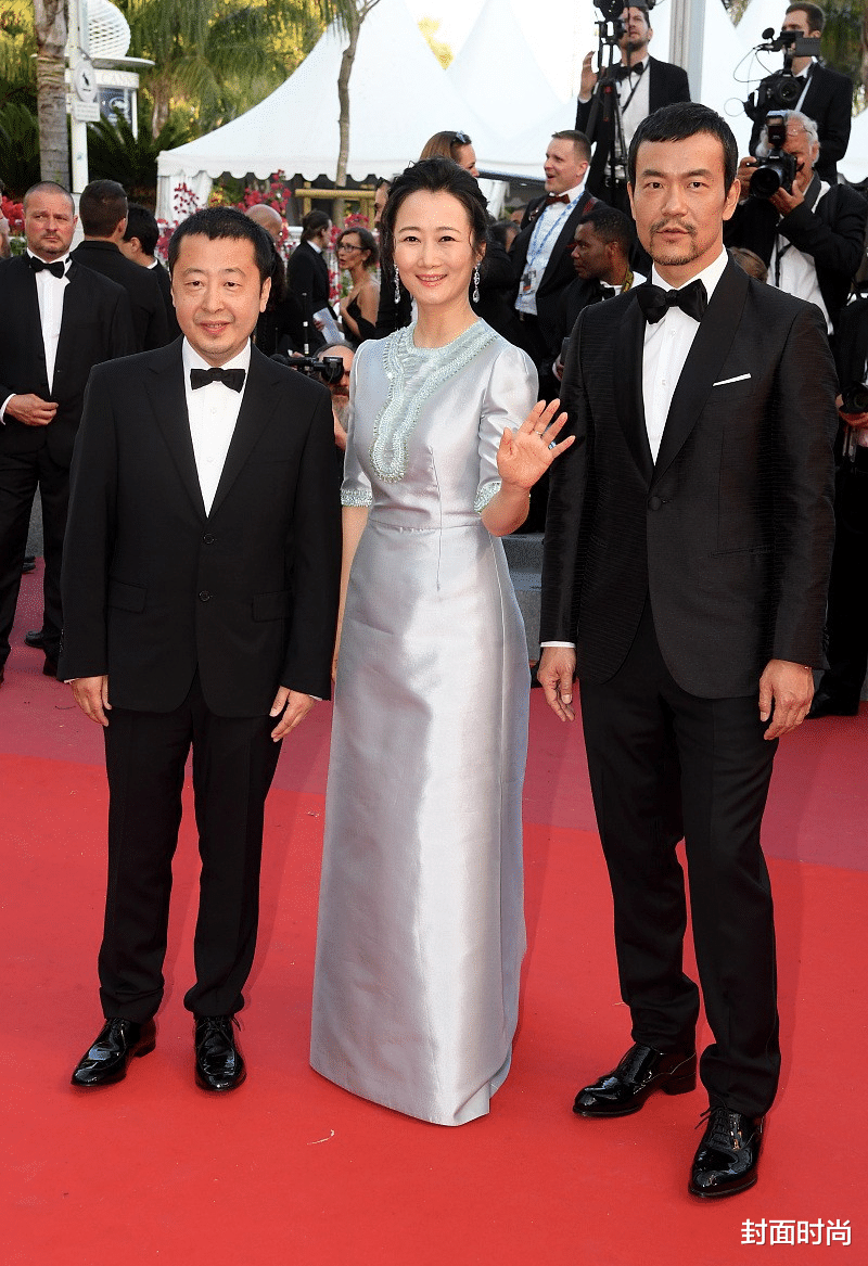 封面时尚 43岁赵涛真优雅,穿挺括长裙比老公高半头,难怪从御用女主变妻子