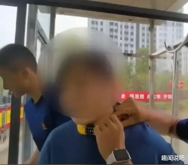 工地 女子的脖子上挂着锁去消防站求助 网友调侃：“这才是真正的锁喉”