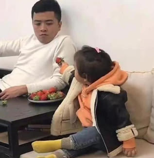 假币 窗外突然打雷,爸爸瞬间冲进卧室,网友:老婆是意外,女儿是真爱