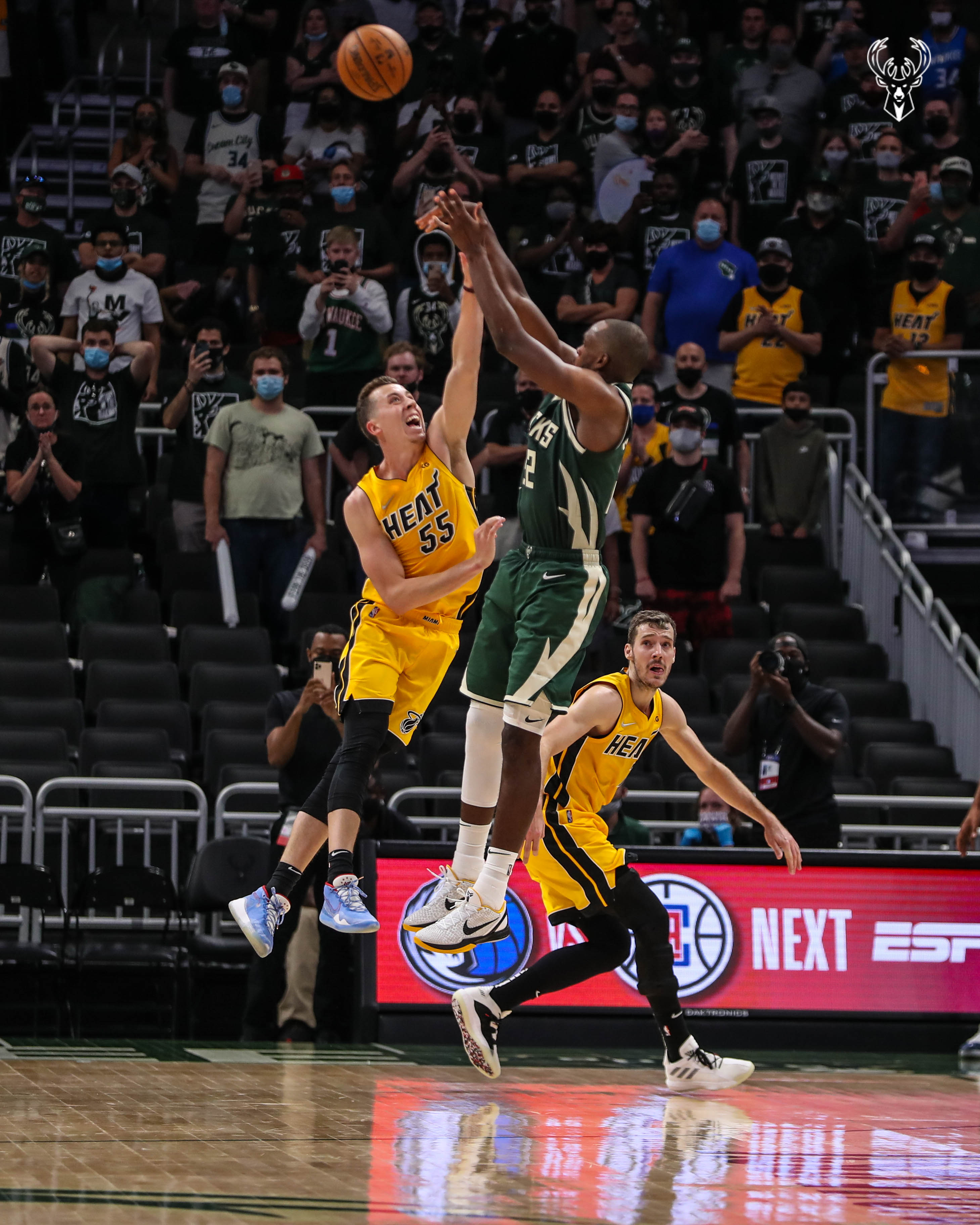 梅西|米德爾頓0.5秒絕殺！字母哥握拳怒吼，但14中0創(chuàng)尷尬紀(jì)錄+罰球違例