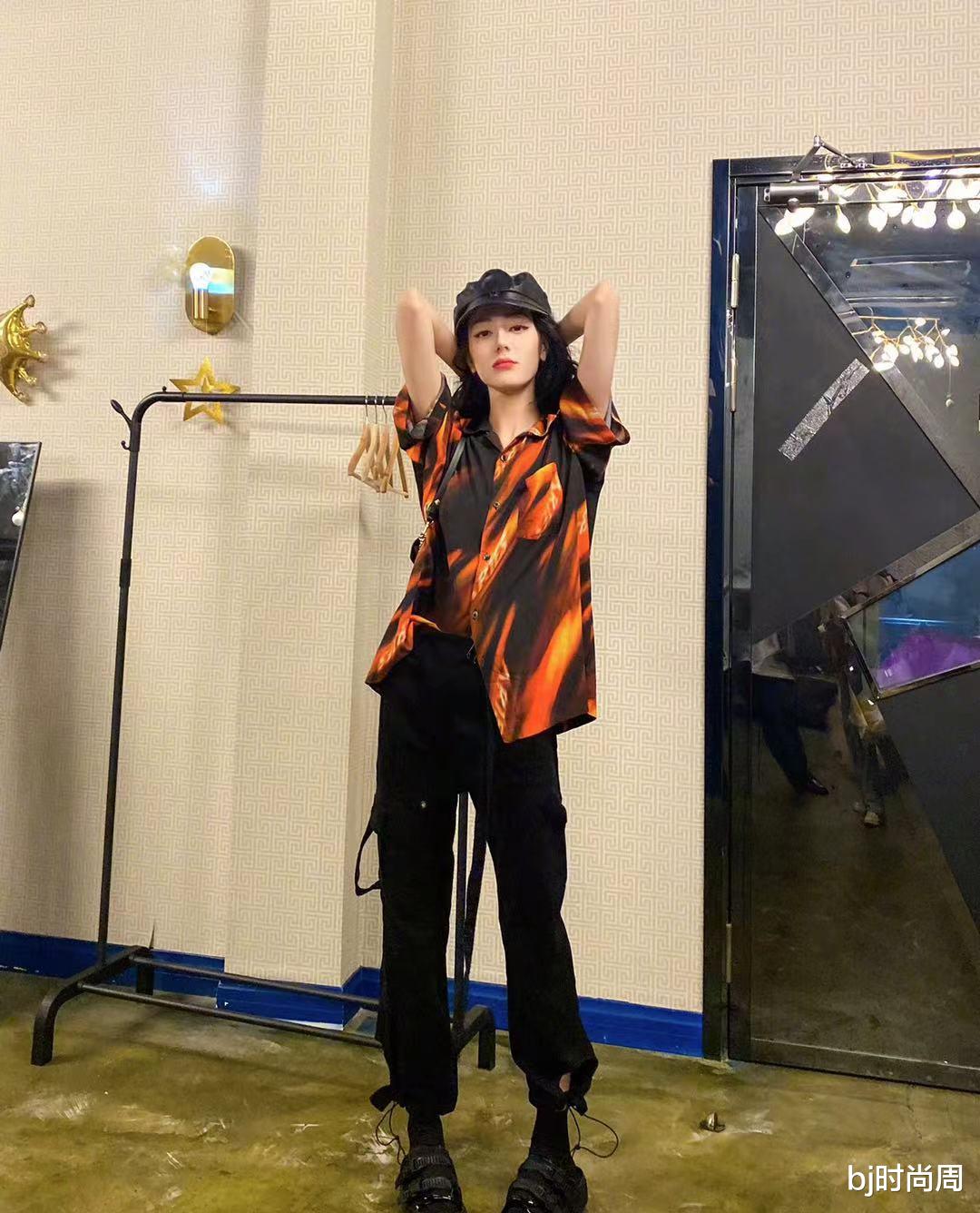 bj时尚周|迪丽热巴也太瘦了吧,这一身花衬衫穿得有点hold不住