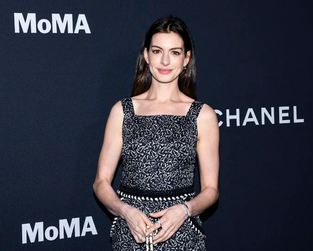 安妮·海瑟薇|安妮海瑟薇真有一套！快40了还是那么美，略施粉黛就轻松惊艳众人