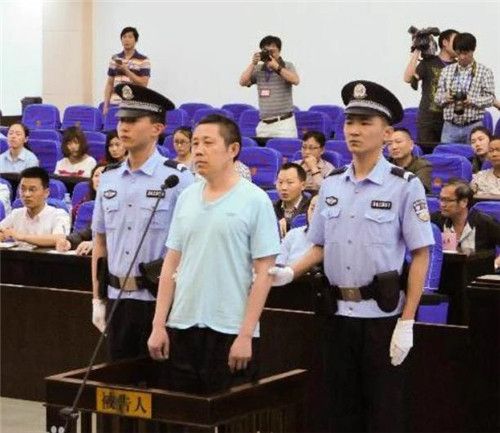 妻子惨死家中,丈夫被判无期,17年后再次开庭,法官:抓错人了