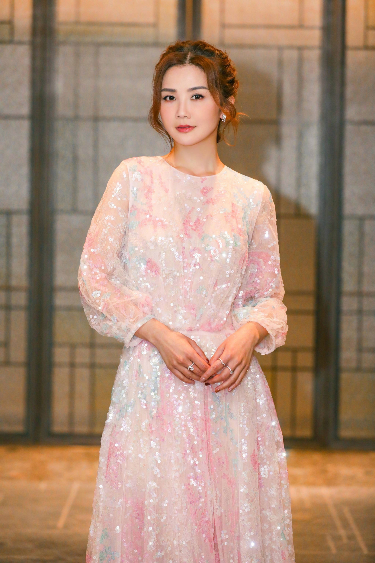 赵丽颖|蔡卓妍人到中年依然美，穿星河流光裙甜美灵动，与出道时没差