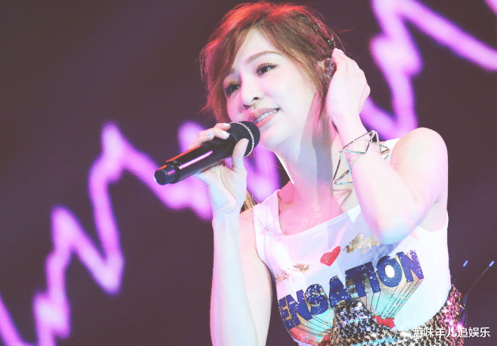 |圈内曾红极一时，现却落魄不已的4大歌手，看到是谁后网友：物是人非！