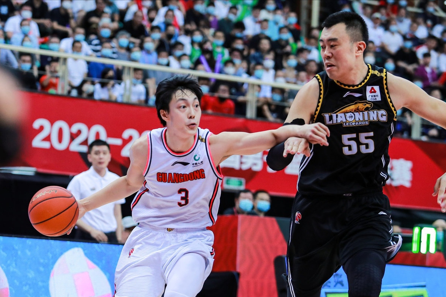 广东男篮|严惩主裁判杨宏峰！2次争议判罚失底线，姚明必重罚才能平民愤