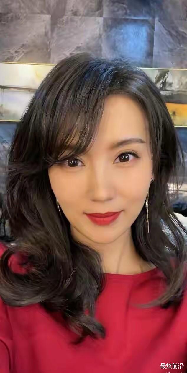 最炫前沿 陈好还是适合知性风，穿“小一码”紧身裙不好看，还好气质撑住了