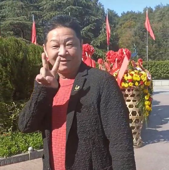 赵亮|湖南湘潭：52岁赵亮参观景区，被路人认出并跟拍，“他才是明星”