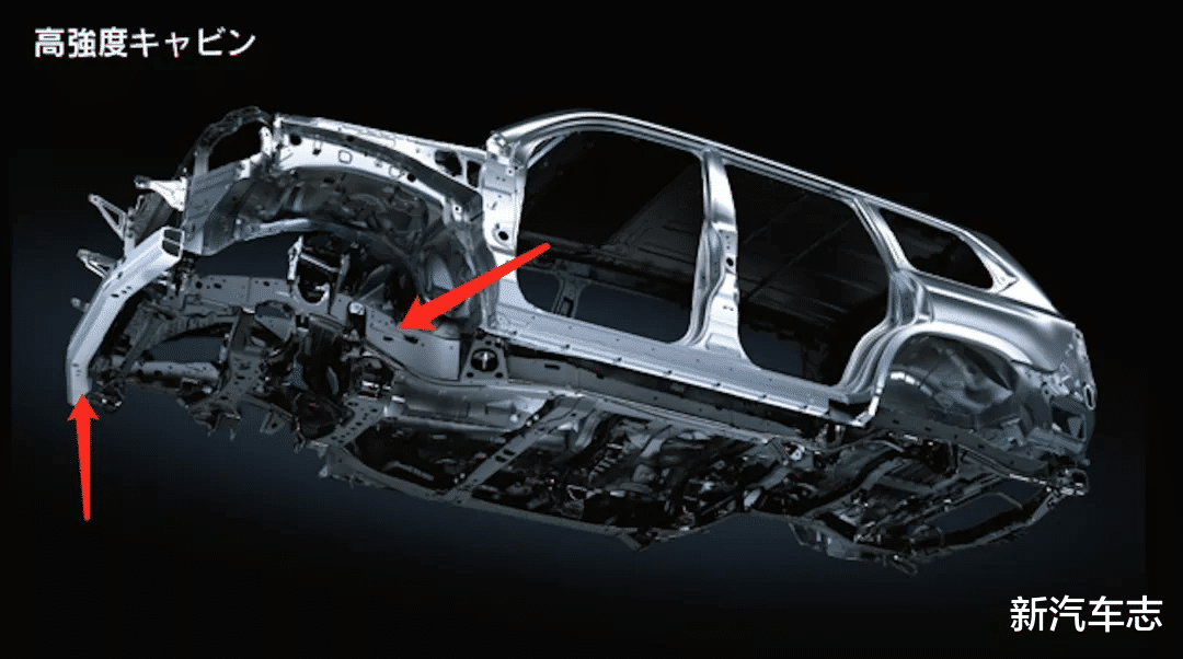 SUV 又是撞骆驼，百万日系SUV车头全毁，挡风玻璃完全撞飞