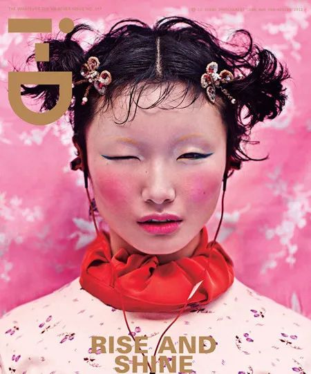 瓜子 厚重眼影、清朝护甲、眯眯眼，Dior这张照片只有阴间没有美学？！