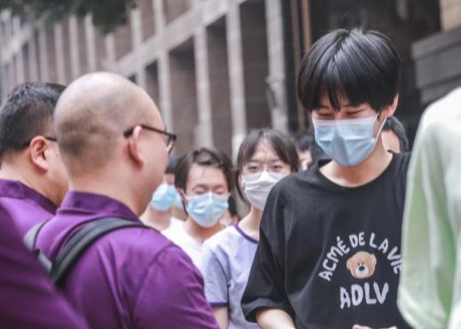 丁程鑫|丁程鑫参加高考被粉丝围堵，情绪失控当众发飙，与马嘉祺形成反差