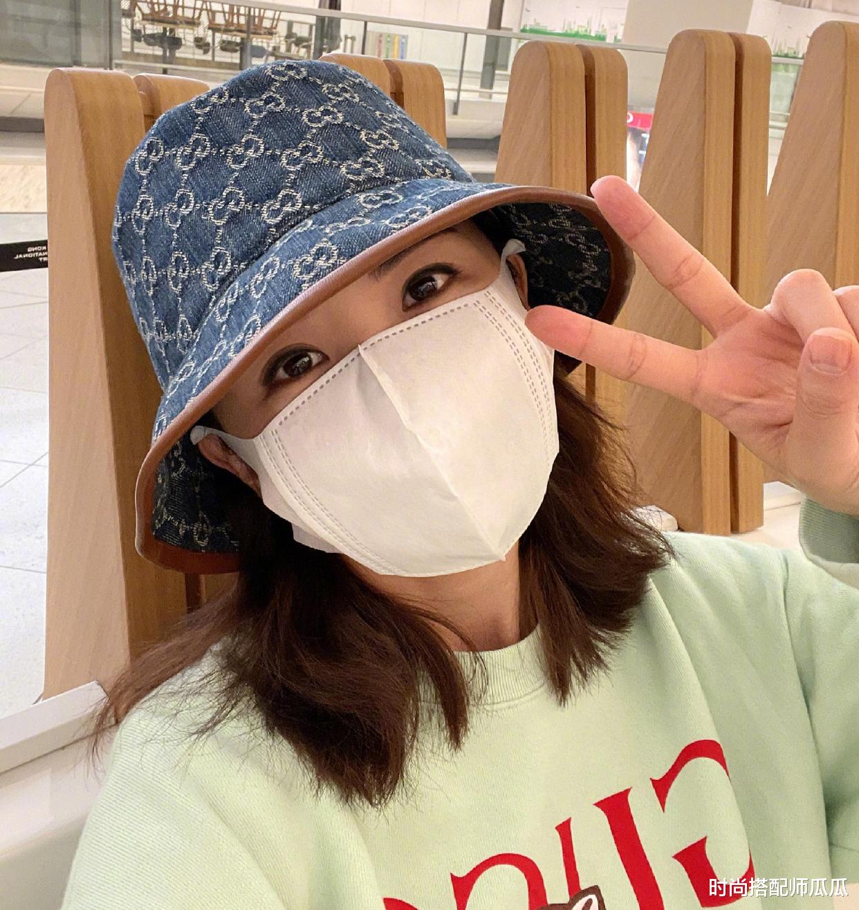 时尚搭配师瓜瓜|39岁阿Sa最新写真,T恤配黑丝玩下衣失踪,看着跟20岁时一点没变