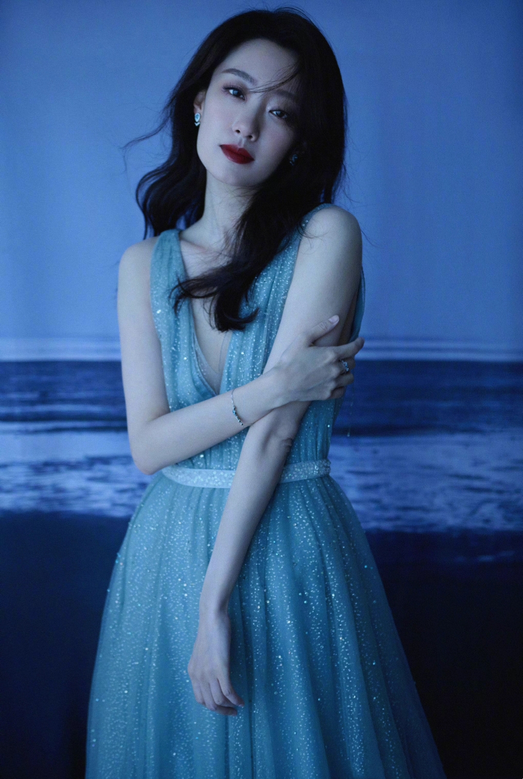 哚乐Like时尚|张小斐越来越美!星河流光裙惊艳亮相,红唇卷发妩媚高贵