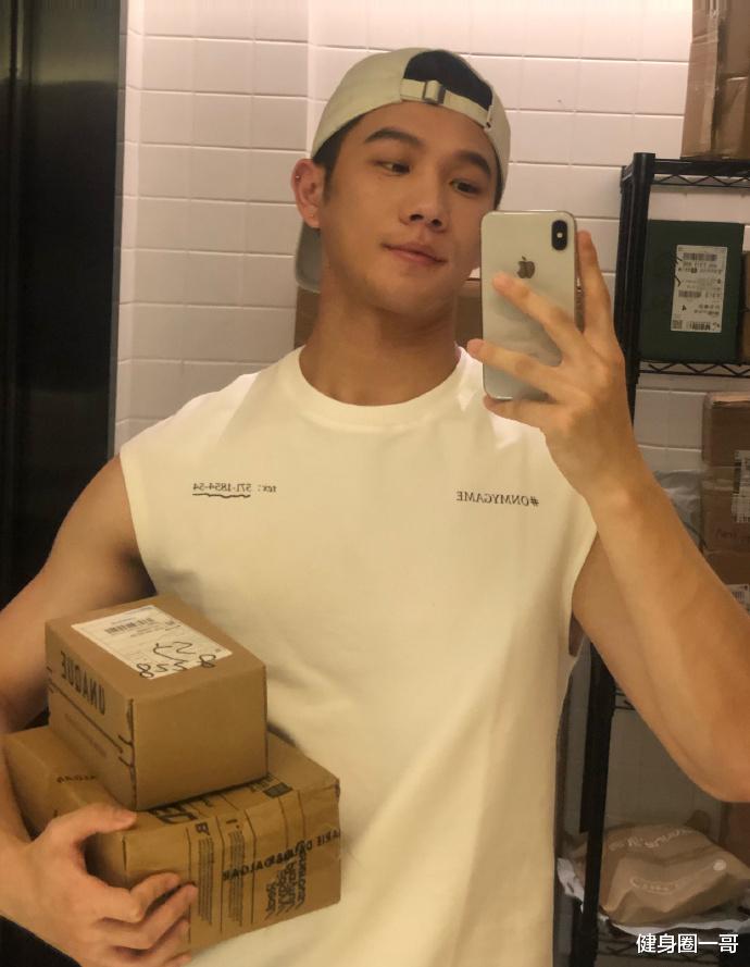 双鱼座 双鱼座小哥哥化身快递员，有颜有料，肌肉线条明显，还不快来签收！