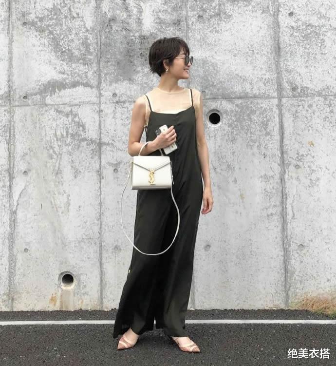 绝美衣搭|成熟女人别再乱穿衣了，日本模特的“极简”配色穿搭，快来抄作业