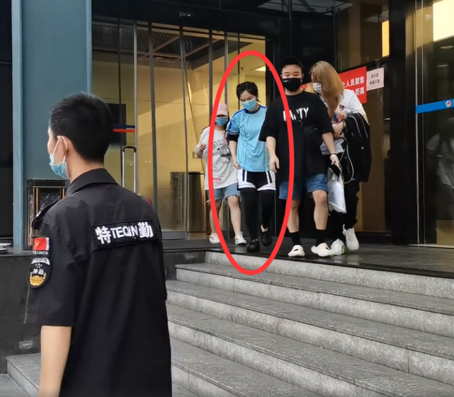 谢娜|谢娜连夜返回家，手拿“红包”被质疑收取钱财，粉丝忙澄清给出真相