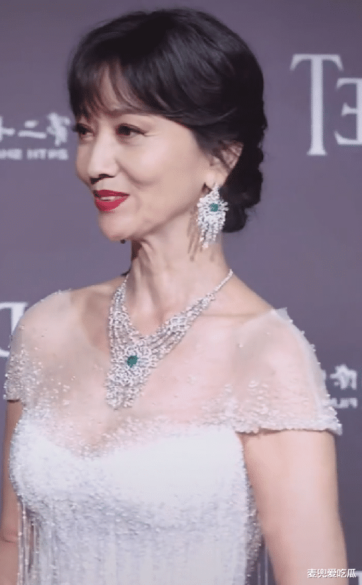 赵雅芝|赵雅芝生图再次翻车？面部凹陷脖子松弛，网友称看上去像80岁？