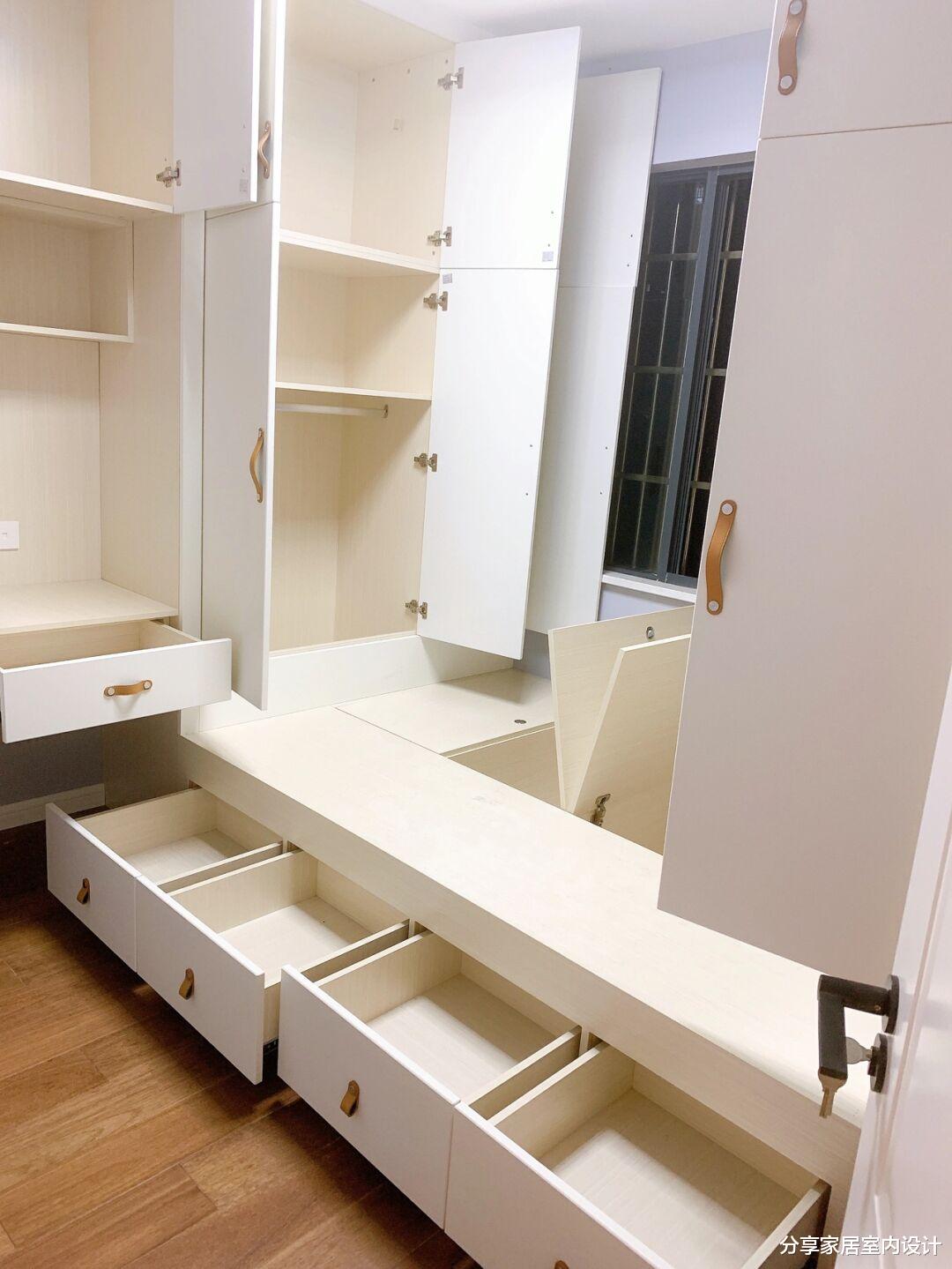 朋友家新房，全屋铺木地板很温馨，设计了隐形门电视墙特别喜欢！