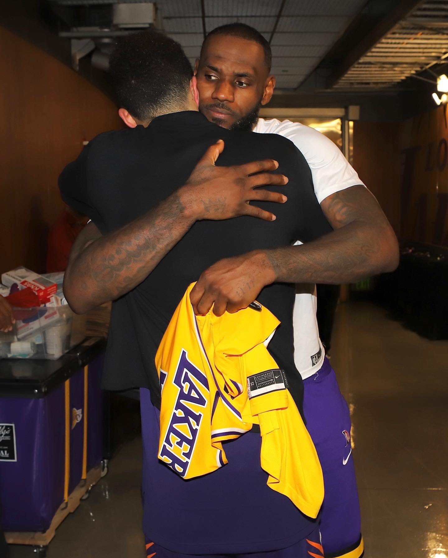 勒布朗·詹姆斯|詹姆斯自曝湖人失敗真因！合影布克時雙膝包裹冰袋，表態不想打奧運會