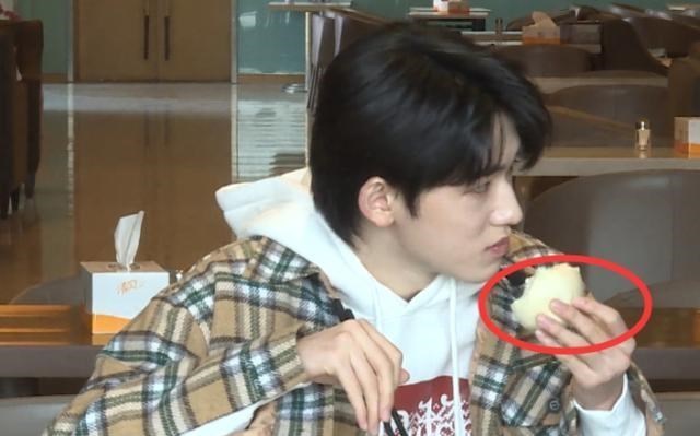 贾玲|本以为口红都是红色，看到宋亚轩喝过的杯子，是我没见过世面了