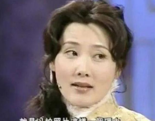 何赛飞|何赛飞见老师全家福第一眼，就预感要成她家媳妇，虽不知会嫁哪个