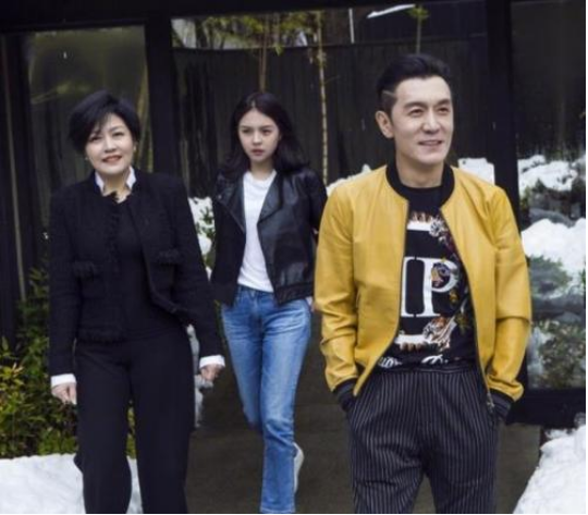 李咏|李咏去世3年后，父母至今不去扫墓，妻子哈文官宣喜讯获祝福