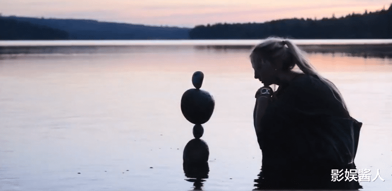 春晚|北欧李子柒光着膀子在冰雪中洗衣沐浴，实力展示美丽冻人