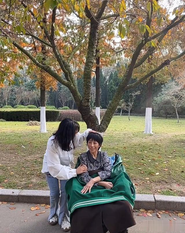 19岁女孩休学一年陪伴病重母亲,当事人:她最后的时光我一天也没落下,教她说话,给她糖吃,走时没有痛苦