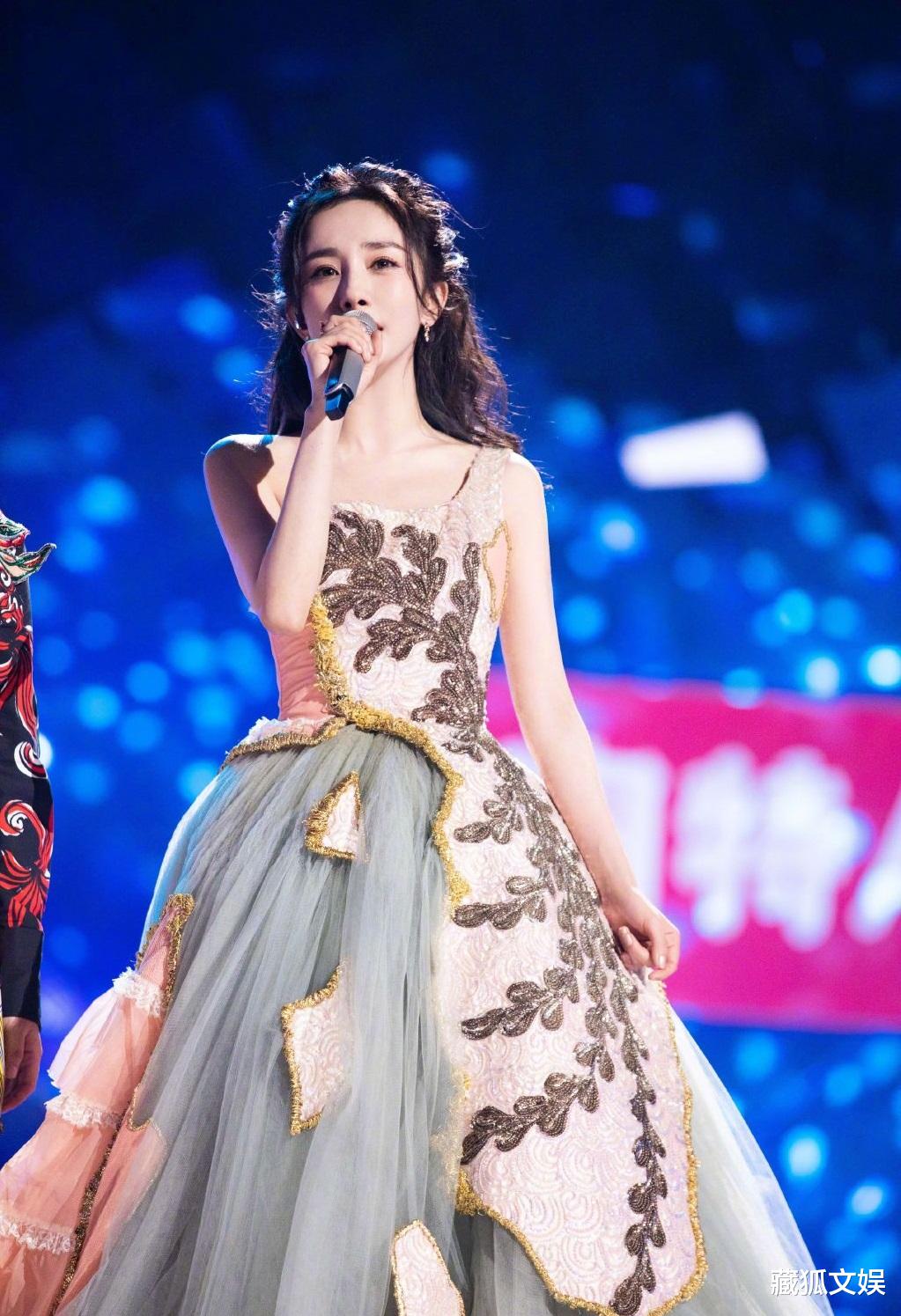 杨幂|杨幂内衣大片释出，身材撩人大秀美背，气质根本不像36岁！