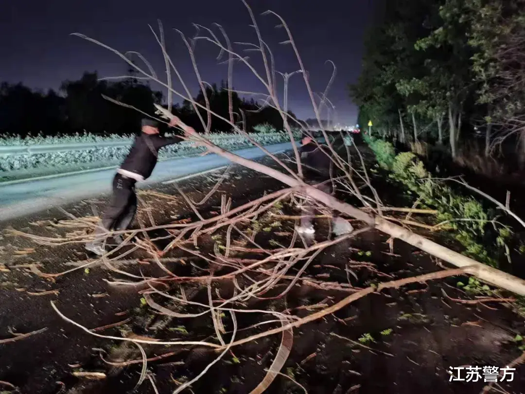 江苏警方 灾情就是命令！江苏警方迅速投入抢险救灾全力守护人民群众生命财产安全
