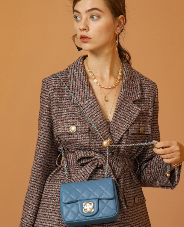 24格时尚圈|卡思乐金珠菱格包包，展现你的优雅气质