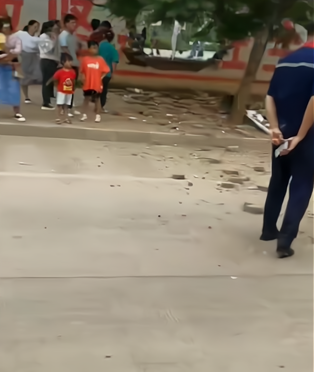 四叶草海之恋|云南某驾校内，学员将训练车穿墙而过飞出数米远，教练看了腿软